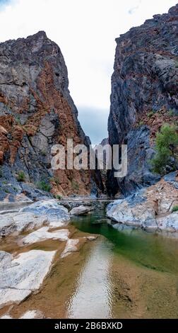 Vista sulle montagne e sulla valle lungo la strada Wadi Sahtan e il canyon serpente sulle montagne al Hajir tra Nizwa e Mascat in Oman Foto Stock