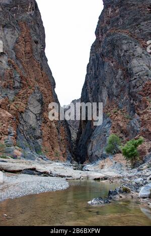 Vista sulle montagne e sulla valle lungo la strada Wadi Sahtan e il canyon serpente sulle montagne al Hajir tra Nizwa e Mascat in Oman Foto Stock