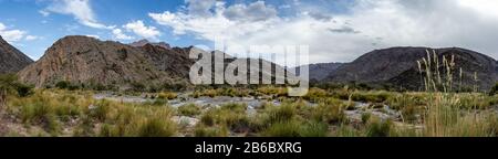 Vista sulle montagne e sulla valle lungo la strada Wadi Sahtan e il canyon serpente sulle montagne al Hajir tra Nizwa e Mascat in Oman Foto Stock
