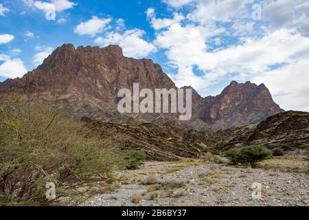 Vista sulle montagne e sulla valle lungo la strada Wadi Sahtan e il canyon serpente sulle montagne al Hajir tra Nizwa e Mascat in Oman Foto Stock