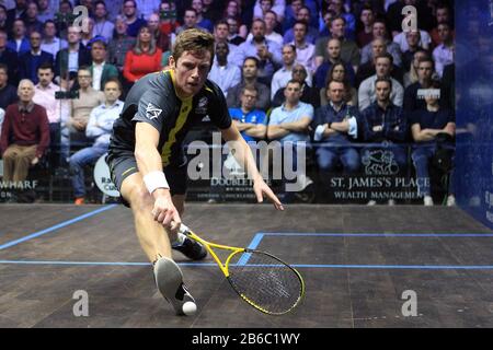 Londra, Regno Unito. 10th Mar, 2020. Greg Lobban della Scozia in azione contro Karim Abdel Gawad d'Egitto. Canary Wharf Classic 2020 Squash, giorno 3 al East Wintergarden a Canary Wharf, Londra il martedì 10th marzo 2020 pic by Steffan Bowen/Andrew Orchard sports photography/Alamy Live News Credit: Andrew Orchard sports photography/Alamy Live News Foto Stock