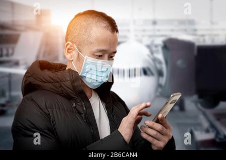 Uomo asiatico di mezza età che indossa una maschera medica Foto Stock