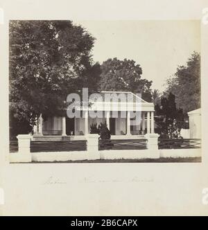 Batavia - Casa del residente (oggetto del titolo) la casa del residente di Batavia Royale South Batavia. Parte dell'album fotografico rosso con foto di Java, dal farmacista Specht-Grab, che nel 1865 da Batavia ai Paesi Bassi terugkeerde. Produttore : fotografo: Woodbury & Page Luogo produzione: Batavia datazione: 1863 - 1866 caratteristiche Fisiche: Albumen stampa su carta fotografica su cartone album materiale: Carta Tecnica: Albumen stampa dimensioni: H 202 mm × W 270 mm Oggetto: Casa indipendente in città dove: 1860 - 1869 Foto Stock