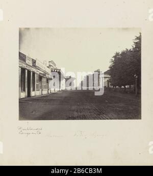 Batavia - Rijswijk di Toko (oggetto del titolo) strada dello shopping a Rijswijk in Batavia, sinistra la libreria Lange & Co., l'armonia di destra del randello. Parte dell'album fotografico rosso con foto di Java, dal farmacista Specht-Grab, che nel 1865 da Batavia ai Paesi Bassi terugkeerde. Produttore : fotografo: Woodbury & Page Luogo fabbricazione: Batavia datazione: 1863 - 1866 caratteristiche Fisiche: Albumen stampa su carta fotografica su cartone album materiale: Carta Tecnica: Albumen stampa dimensioni: H 179 mm × W 236 mm Oggetto: Negozio, negozio strada quando: 1860 - 1869 Foto Stock