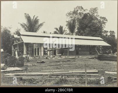 Edificio commerciale in costruzione La costruzione dell'edificio per uffici con una costruzione in due pezzi, Dove: Apparentemente a Medan. Foto dell'album fotografico degli architetti e costruttori olandesi Bennink e Riphagen a Medan negli anni intorno al 1914-1919. Produttore : fotografo: Anonymous place manufacturing Medan dating: 1914 - 1919 caratteristiche Fisiche: Gelatina argento materiale di stampa: Carta Tecnica: Gelatina argento dimensioni di stampa: H 147 mm × b mm Data 200: 1914 - 1919 Foto Stock