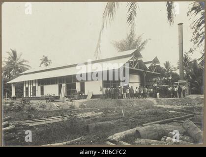 Edificio commerciale in costruzione La costruzione dell'edificio per uffici con una costruzione in due pezzi, Dove: Apparentemente a Medan. Faccia alla parte posteriore di tutti gli operai con il tubo di stufa di destra. Foto dell'album fotografico degli architetti e costruttori olandesi Bennink e Riphagen a Medan negli anni intorno al 1914-1919. Produttore : fotografo: Anonymous place manufacturing Medan Dating: 1914 - 1919 caratteristiche Fisiche: Gelatina argento materiale di stampa: Carta Tecnica: Gelatina argento dimensioni di stampa: Foto: H 143 mm × b mm Data 201: 1914 - 1919 Foto Stock