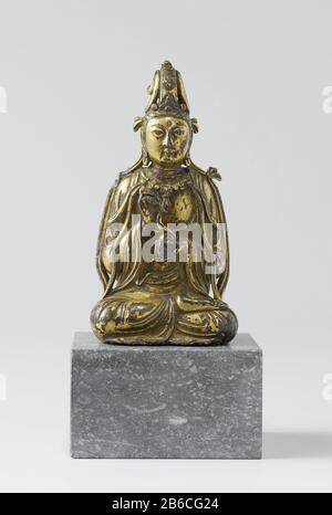 Statua di Guanyin Avalokitesvara (Guanyin), zittend si è riunito in de linkerhand een wensjuweel en met de rechter een gebaar van zegening makend. Produttore : anoniemPlats prodotto: China Dating: 1050 - 1200School / stijl: Liao-dynasie (907-1125) Materiale: Brons verguldsel Techniek: Vergulden dimensioni: H 10,8 cm × b 5,6 cm × d 4,4 cmOnderwerpWieGuanyin Foto Stock