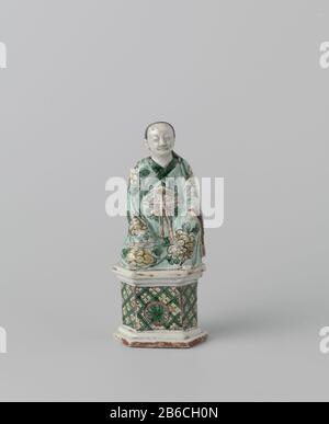 Statua di un uomo seduto Beeld van porselein op zeshoekig voetstuk, beschilderd op biscotto in groen, geel, melanzane en zwart. Het beeldt stelt een zittende vrouw voor in een gebloemd gewaad. Het zeshoekige voetstuk is aan de voorzijde versierd met servetwerk met hierin uitgespaard een medaillon met een bloem, aan de achterzijde twee losse bloemen en een ruit. E-mail sur Biscuit met famille verte kleuren. Produttore : pottenbakker: AnoniemPlaats fabbricante: China Dating: CA. 1700 - ca. 1724School / stijl: qing-dynasie (1644-1912) / Kangxi-periode (1662-1722) / Yongzheng-periode (1723-1735) Ph Foto Stock