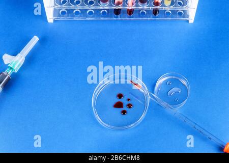 Medico di test COVID-19 fiala di campione di sangue in provetta da laboratorio Foto Stock