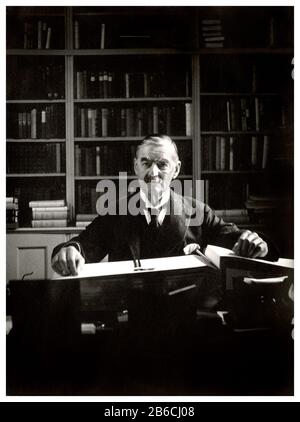 Neville Chamberlain primo ministro britannico 1936 lavorando sulla dichiarazione annuale di bilancio britannica nel suo studio al n. 10 Downing Street London Foto Stock