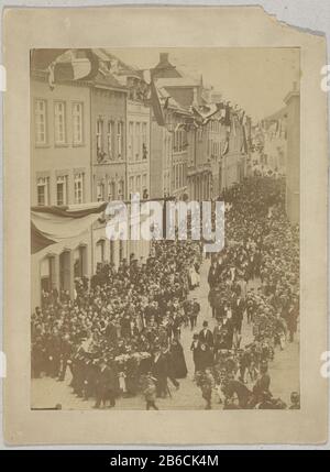 Funerale di un arcivescovo funerale di arcivescovo tipo oggetto: Foto numero articolo: RP-F 00-5030 Iscrizioni / marchi: Annotazione, verso, scritto a matita: 'Utrecht? / Sepoltura v / e RK mentale (arcivescovo) 'Descrizione: Possibile a Utrecht. Produttore : fotografo: Anonymous place manufactured: Netherlands Data: CA. 1890 - ca. 1910 caratteristiche Fisiche: Albume materiale di stampa: Carta carta cartone Tecnica: Albume dimensioni di stampa: H 231 mm × b 172 mm Oggetto: Funerario cerimoniale Foto Stock