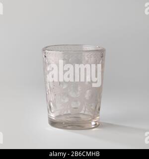 Coppa con quattro fiori Beker van helder, kleurloos glas. Op de kelk gegraerd vier bloemen. Produttore : glasblazer: Anoniemglasgraveur: AnoniemPlaats fabbricante: Boemia datazione: CA. 1725 - ca. 1750 kenmerken Fisici: Helder, kleurloos glas met radgravure Materiale: Glas Techniek: Radgravure / glasblazen dimensioni: H 12,0 cm. × d 10 cm. grondvlak: d 8,0 cm. Foto Stock