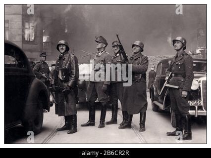 SOLDATI NAZISTI VARSAVIA RIVOLTA della seconda guerra mondiale VARSAVIA rivolta del ghetto di Varsavia la rivolta di Varsavia (polacco: Powstanie Warszawskie; tedesco: Warschauer Aufstand) fu una delle principali operazioni della seconda guerra mondiale, nell'estate del 1944, dalla resistenza clandestina polacca, guidata dall'Armia Krajowa, per liberare Varsavia dall'occupazione tedesca. Che purtroppo è fallito e ha portato a molte morti polacche per mano dei nazisti occupanti i successivi processi del Consiglio degli Stati Uniti per l'accusa dell'asse sono stati chiamati crimini di guerra "rapporto Stroop". Foto Stock