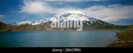 Montagna Sul Lago, Muztagh Ata, Lago Di Karakul, Autostrada Karakoram, Provincia Di Xinjiang, Cina Foto Stock