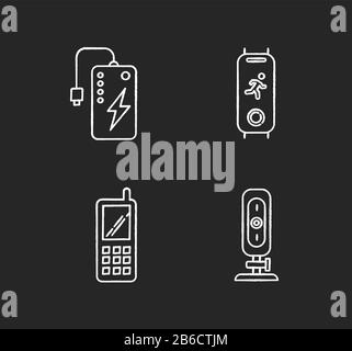 Dispositivi mobili icone bianche gesso impostato su sfondo nero. Gadget elettronici tascabili. Powerbank. Fitness tracker. Telefono cellulare, web camera. Compatto Illustrazione Vettoriale