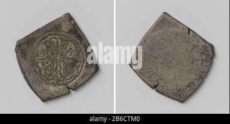 Assedio di Strasburgo, moneta di emergenza quaranta kreutzer, picchiato da Johan Georg Elector di Brandeburgo Eenzijdite, ruitvormige zilveren noodmunt. Voorzijde: Drie wapenschilden tussen jaartal boven cijfer 40 binnen bladrekrans. Keerzijde: Blanco. Cantiere : anoniemPlats cantiere: Straatsburg cantiere: 1592 Materiale: Zilver Techniek: Slaan dimensioni: H 2,9 cm. × b 3 cm. × g 14,22 grToelichtingOorlog tussen Johan Georg van Brandenburg en de kardinaal van lo... Data: 1592 - 1592 Foto Stock