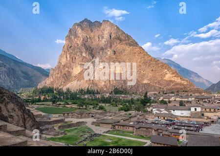 La montagna Pinkuylluna sopra la città Ollantaytambo, Perù. Durante l'Impero Inca, fu la proprietà reale dell'Imperatore Pachacuti Foto Stock