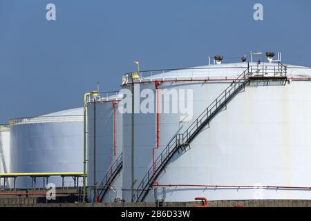 Serbatoi di olio nel porto di Amburgo Foto Stock