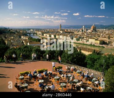 Vista ad alto angolo delle persone in un ristorante, Firenze, Toscana, Italia Foto Stock