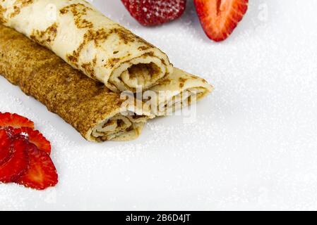 frittelle con fragola su piatto bianco con spazio copia Foto Stock