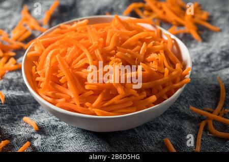 Il Carrot Arancio Organico Grezzo Brilla In Una Ciotola Foto Stock