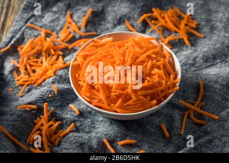 Il Carrot Arancio Organico Grezzo Brilla In Una Ciotola Foto Stock