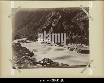 Parte dell'album con registrazioni di review dove: Condizioni in Georgia, San Pietroburgo e Moskou. Produttore : fotografo: Dimitri Ivanovitch ErmakovPlats fabbricante: Georgië Dating: CA. 1890 - ca. 1900 caratteristiche Fisiche: Albume materiale di stampa: Carta Tecnica: Albume dimensioni di stampa: Foto: H 208 mm × W 265 mm Oggetto: Formazioni rocciose sul fiume Foto Stock