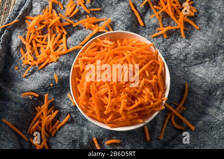 Il Carrot Arancio Organico Grezzo Brilla In Una Ciotola Foto Stock