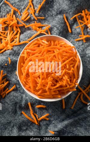 Il Carrot Arancio Organico Grezzo Brilla In Una Ciotola Foto Stock