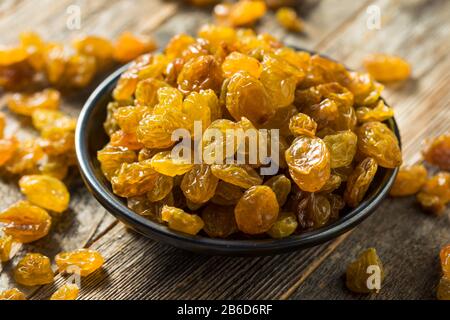 Uvetta Gialla Gialla Pura D'Oro In Una Ciotola Foto Stock