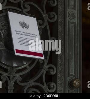 Palo Alto, Stati Uniti. 10th Mar, 2020. Un cartello sulla porta della cappella dell'Università di Stanford indica al pubblico la sospensione dei servizi di culto a Palo Alto, California, martedì 10 marzo 2020. La Stanford University ha temporaneamente chiuso il campus a classi e ha portato l'università online a causa dei timori di Covid-19. Foto di Terry Schmitt/UPI Credit: UPI/Alamy Live News Foto Stock