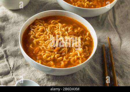 Speziate Instant Ramen Noodle Bowl Pronti A Mangiare Foto Stock