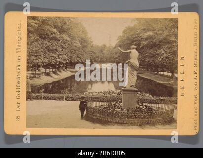 Berlino, il laghetto di pesci rossi a Thiergarten Berlin, Der Goldfischteich im Thiergarten Tipo Di Proprietà: Photo carte de visite numero Oggetto: RP-F F24369 Produttore : fotografo: Johann Friedrich Stiehm (edificio storico) Datato: 1880 dimensioni: Intero: H 67 mm × W 106 mm Foto Stock