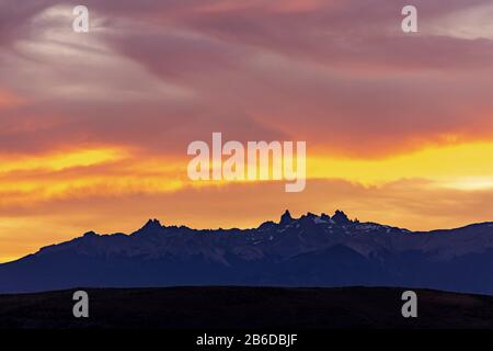 Splendido tramonto colorato contro le Ande gamma in Esquel Patagonia, Argentina Foto Stock
