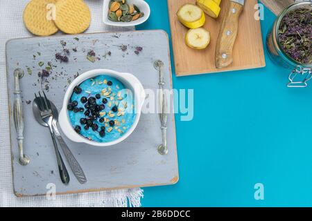 Ricotta con marmellata, mirtilli freschi e semi di zucca in una ciotola di ceramica, primo piano. Colazione gustosa e sana Foto Stock