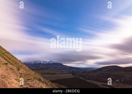 Foto a lunga esposizione del paesaggio della Patagonia con montagne innevate e cielo blu a Esquel, Patagonia, Argentina Foto Stock