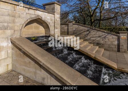 Un Mughal Water Garden A Lister Park Bradford. Il Lister Park si trova nel registro dei Parchi e dei Giardini di interesse storico in Inghilterra. Foto Stock