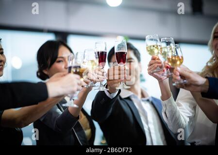 La gente di affari parte celebrazione il concetto di successo Foto Stock