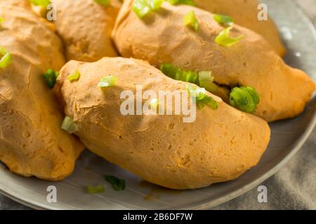 Cheesy Manzo Fatto In Casa Cassava Empanadas Pronti A Mangiare Foto Stock