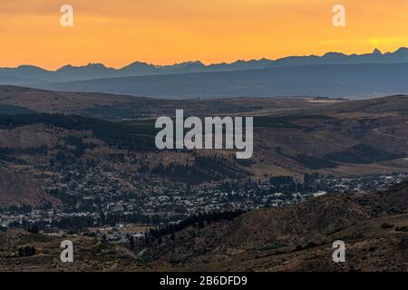 Vista del paesaggio urbano di Esquel contro le Ande durante il colorato tramonto in Patagonia, Argentina Foto Stock