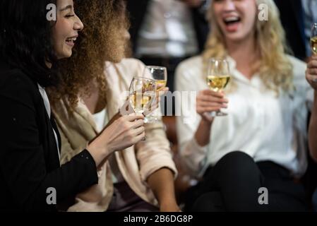 La gente di affari parte celebrazione il concetto di successo Foto Stock