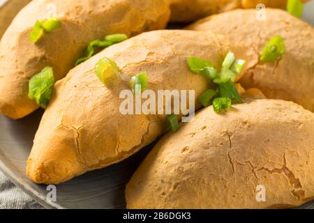 Cheesy Manzo Fatto In Casa Cassava Empanadas Pronti A Mangiare Foto Stock