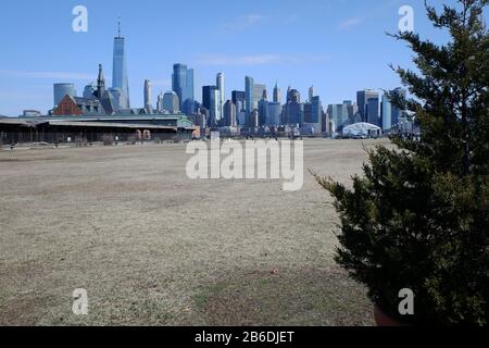 Vista di Lower Manhattan con l'ex Central Railroad del Terminal del New Jersey da Liberty state Park.Jersey City.New Jersey.USA Foto Stock