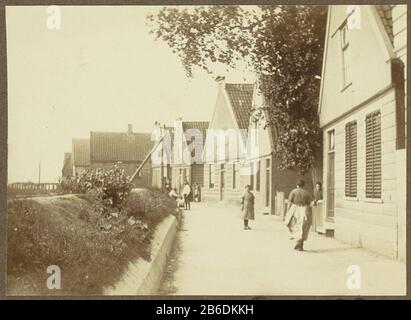 Residenti di Durgerdam per le loro case Parte dell'album con foto di Amsterdam e omge. Produttore : fotografo: Anonymous place manufacturing: Durgerdam Dating: CA. 1910 - ca. 1930 caratteristiche Fisiche: Carta da stampa diurna materiale: Carta fotografica tecnica: Carta da stampa diurna dimensioni: H 76 mm × W 107 mm Oggetto: Strada del paese dove: Durgerdam Foto Stock