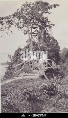 A Groningen Andries Tree e un altro uomo insieme a due donne del Suriname su un ponte a Groningen, novembre 1911. Parte dell'album Family Tree-Gonggrijp in Suriname e Curaçao. Produttore : fotografo: Andrew August Tree fotografo: Anonymous Place produzione: gröningen datazione: Nov 1911 Materiale: Paper Tecnica: Fotografia dimensioni: H 107 mm × W 65 mm Soggetto: Paesaggi in regioni tropicali e subtropicali dove: 1911 - 1911 Foto Stock