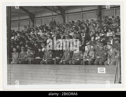 NSB meeting RAD (titolo della serie) incontro del RAD (Reich Labor Service) a Housrenthallen a l'Aia il 13 luglio 1941. Seyss-Inquart ha tenuto un discorso. In prima fila sono alti militari tedeschi. Sinistra, in uniforme nera A. Mussert, un tedesco e anche in uniforme C. Geelkerken. Nella terza riga è MS Mussert. Anche in pubblico nazionalsocialisti e uomini e donne in abiti civili. In basso a destra un segno: Ehrentribune. Produttore : fotografo: NSBPlats prodotto: The Hague Data: 13-Jul-1941 caratteristiche Fisiche: Gelatina argento materiale di stampa: Carta Tecnica: Gelatina argento stampa Dimensionio Foto Stock