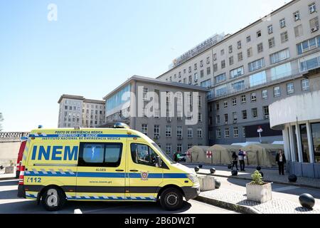 Lisbona, Portogallo. 10th Mar, 2020. Un'ambulanza e le tende fornite dalla Croce Rossa portoghese per mettere in quarantena casi sospetti di COVID-19 sono visibili accanto all'ospedale Santa Maria di Lisbona, Portogallo, il 10 marzo 2020. Martedì il primo ministro portoghese Antonio Costa ha affermato che il popolo portoghese deve essere preparato per il caso peggiore COVID-19. A partire da martedì mattina, in Portogallo sono stati segnalati 41 casi confermati di coronavirus. Credito: Pedro Fiuza/Xinhua/Alamy Live News Foto Stock