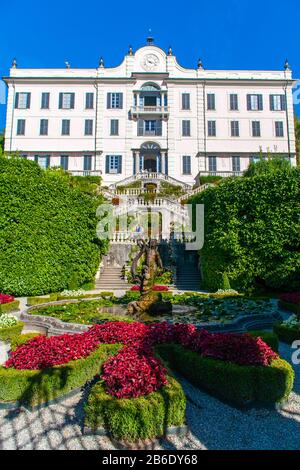 La splendida Villa Carlotta e la fontana di fronte a Tremezzo, Lombardia, Italia Foto Stock