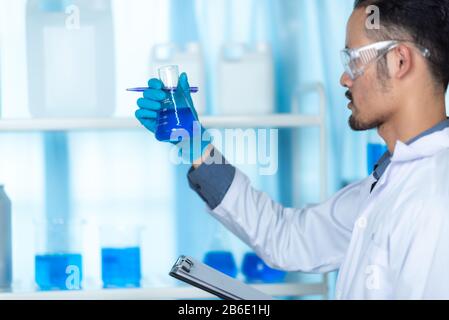 In Un Laboratorio Moderno Research Scientist Conduce Esperimenti Sintetizzando Composti Foto Stock