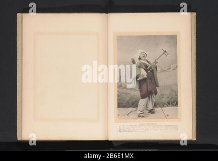Un musicista cieco di strada femminile Blind Street Musician (title object) Blind female straatmuzikantA Blind Street Musician (title object) Property Type: Photomechanical print page Item number: RP-F 2001-7-1570-47 Iscrizioni / marchi: Iscrizione, recto, stampato: 'Corrispondente con (. ..) situazione umile.' Produttore : fotografo: Anoniemclichémaker: Kazumasa Ogawa Produzione Luogo: Fotografo: Japanclichémaker: Tokyo Data: C.1895 - nel 1900 o intorno caratteristiche Fisiche: Copia chiave con litografia a colori e materiale parzialmente colorato a mano: Tecnica della carta: Litografia a pressione leggera/a colori Foto Stock